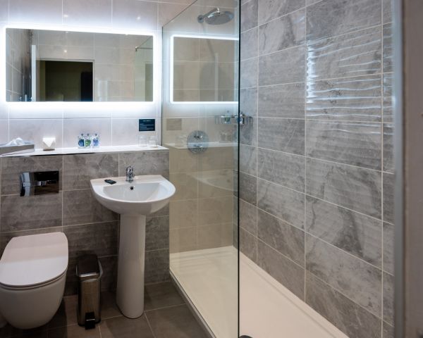 SA bathroom 1600